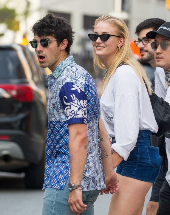 joe-jonas-sophie-turner-spotted-out-and-about-after-enjoying-lunch-together-in-soho-5