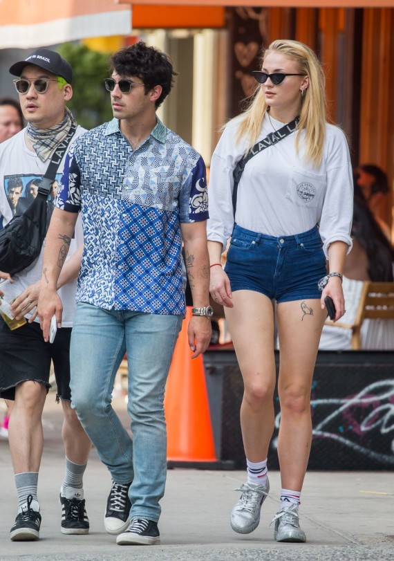 joe-jonas-sophie-turner-spotted-out-and-about-after-enjoying-lunch-together-in-soho-8